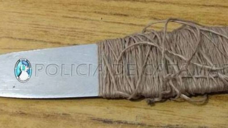 Arrestan a dos jóvenes y secuestran un arma blanca