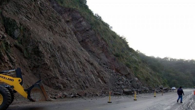 En la Cuesta del Totoral trabajan en el retiro de derrumbes