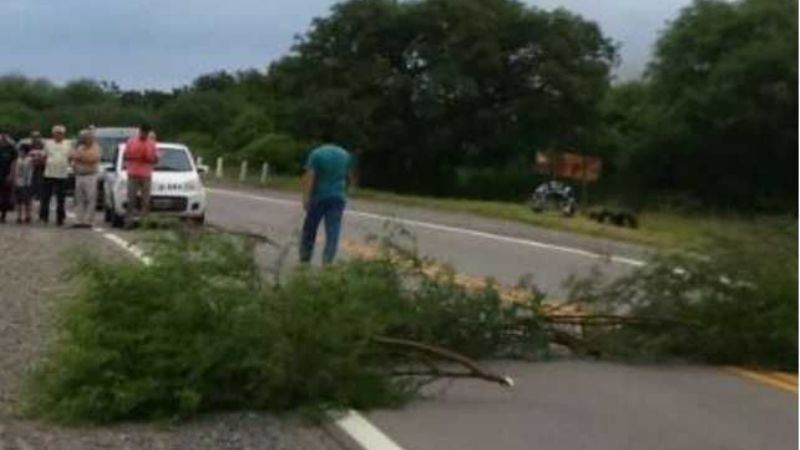 Municipales cortan rutas