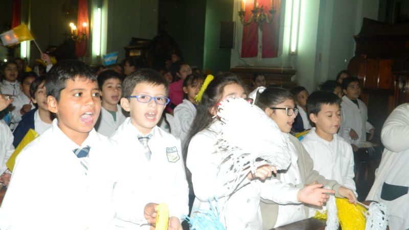 Fervorosa y colorida manifestación de los niños de escuelas primarias