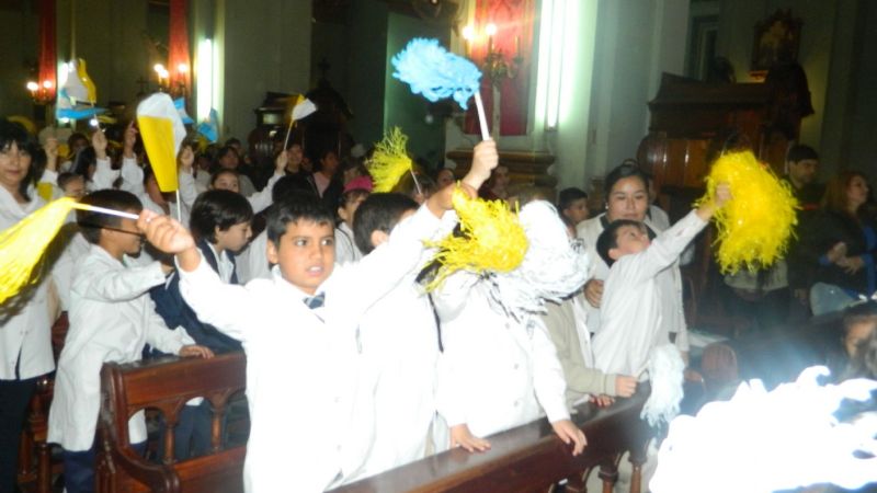 Fervorosa y colorida manifestación de los niños de escuelas primarias