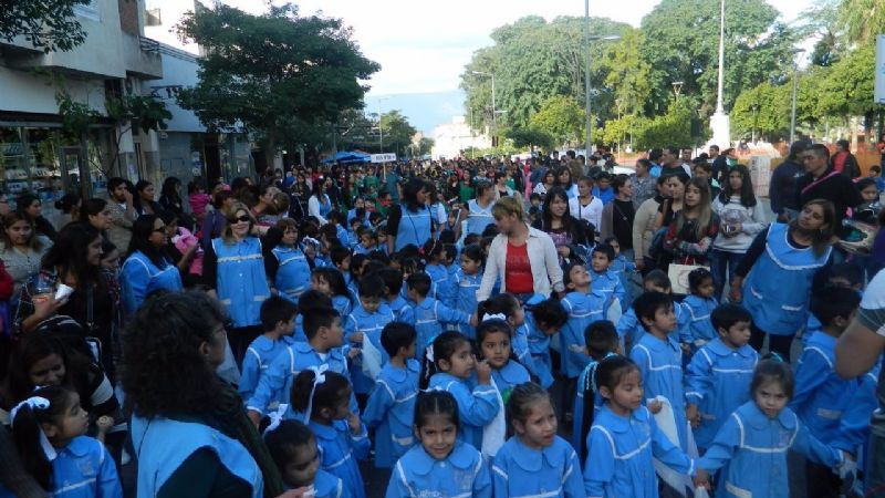 Alegre y multitudinario homenaje de los jardines de infantes a la Virgen