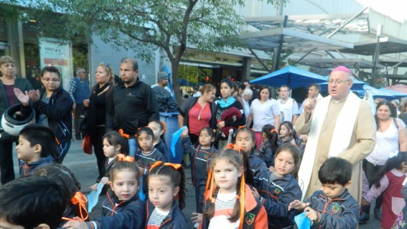 Alegre y multitudinario homenaje de los jardines de infantes a la Virgen
