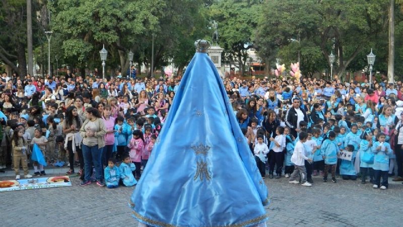 Alegre y multitudinario homenaje de los jardines de infantes a la Virgen