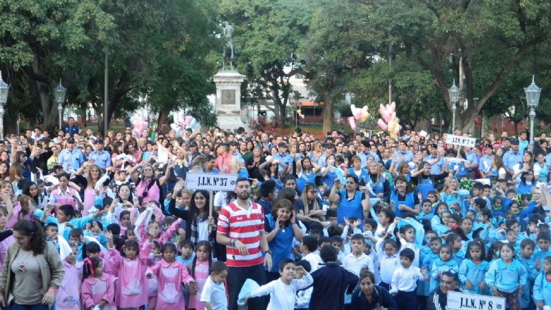 Alegre y multitudinario homenaje de los jardines de infantes a la Virgen