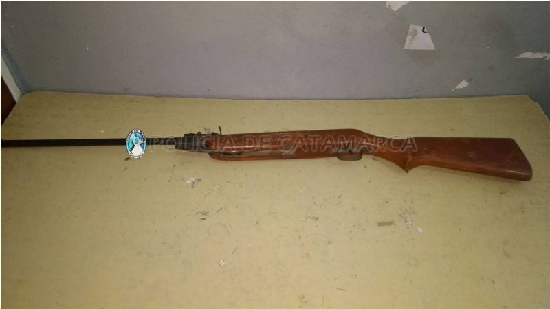 Atrapan a un sospechoso y encuentran un rifle