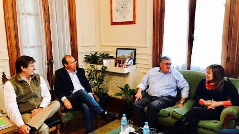 La diputada Myrian Juárez con productores de Bragado