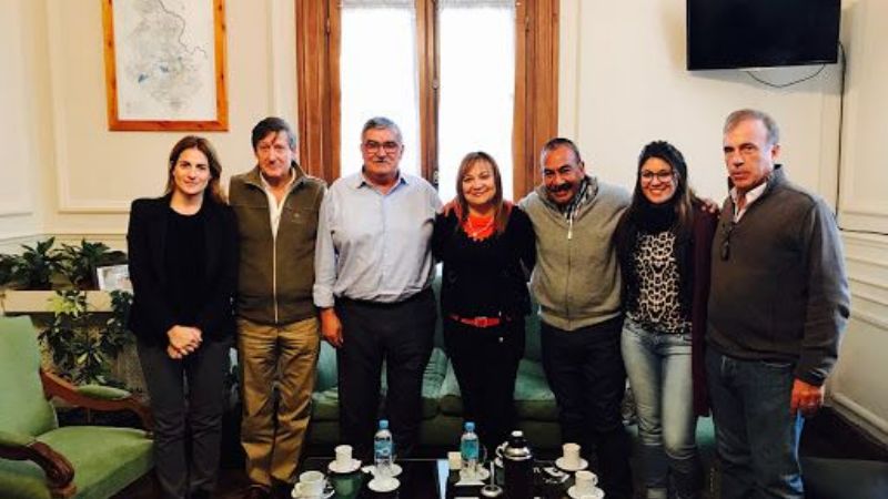 La diputada Myrian Juárez con productores de Bragado