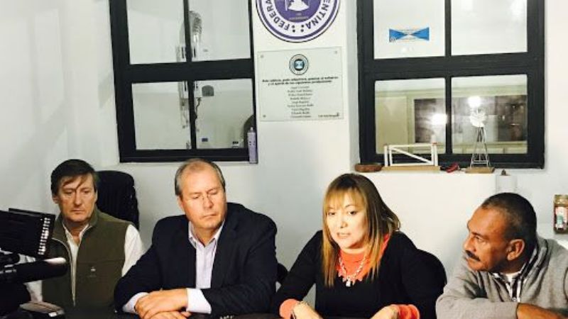 La diputada Myrian Juárez con productores de Bragado