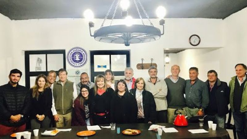 La diputada Myrian Juárez con productores de Bragado