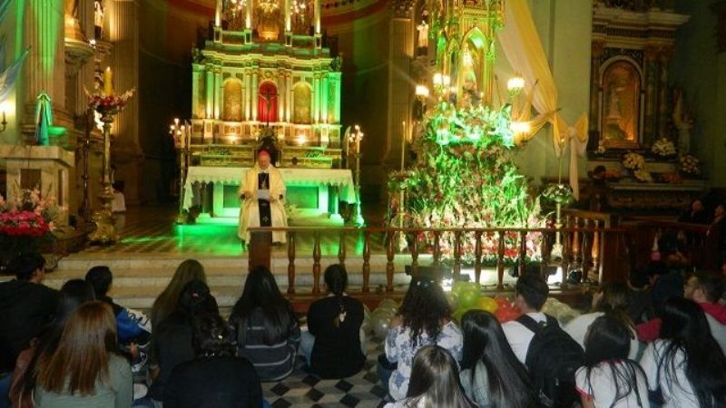 Los jóvenes homenajearon a la Virgen rogando por la paz
