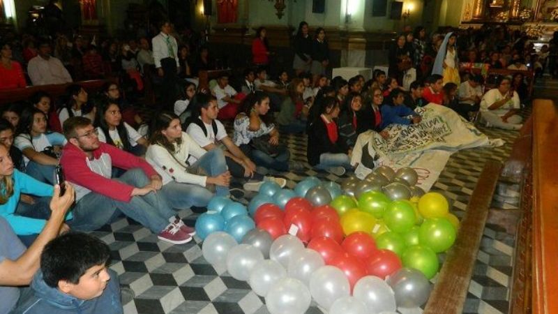 Los jóvenes homenajearon a la Virgen rogando por la paz