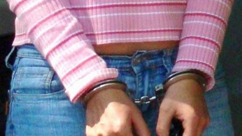 Mamá detenida por pegarle a su hija