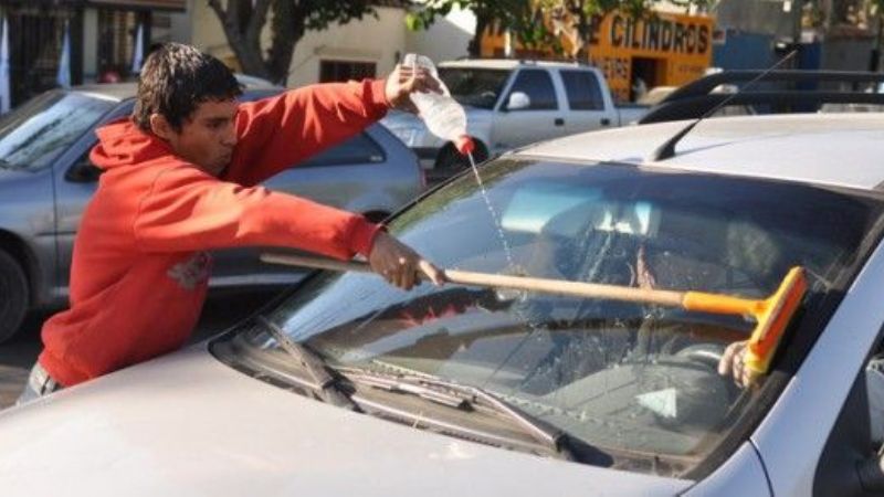 Limpiavidrios aprehendido por agredir a un automovilista
