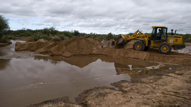 Lucía recorrió zonas afectadas por la tormenta