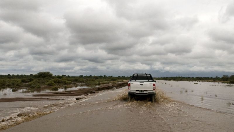 Lucía recorrió zonas afectadas por la tormenta