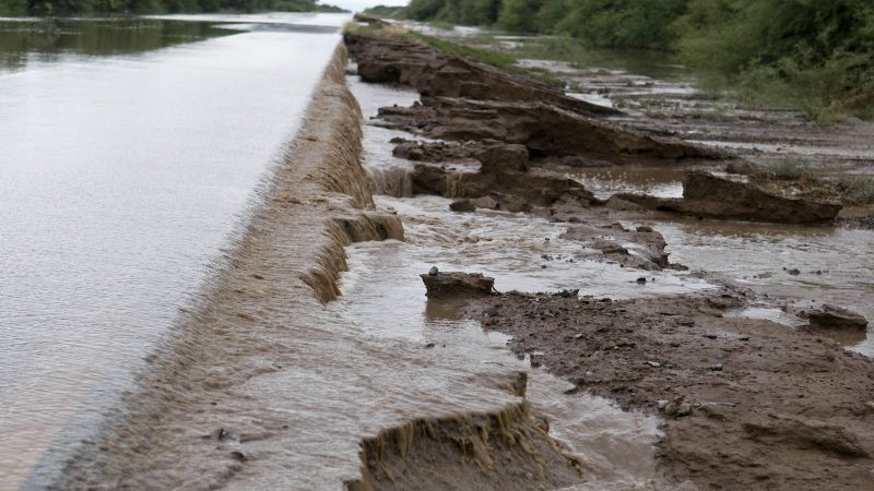 Lucía recorrió zonas afectadas por la tormenta
