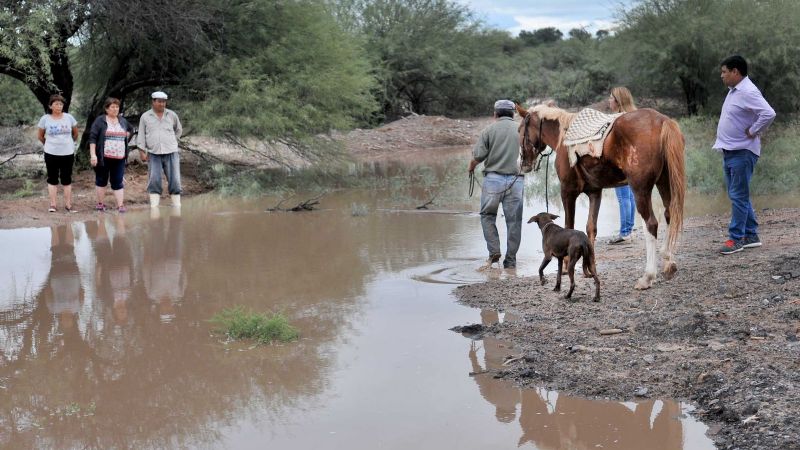 Lucía recorrió zonas afectadas por la tormenta