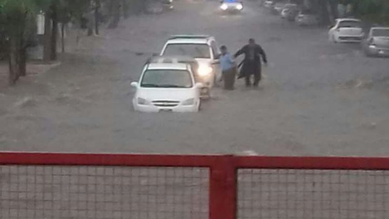 En La Rioja, la lluvia arrastró autos