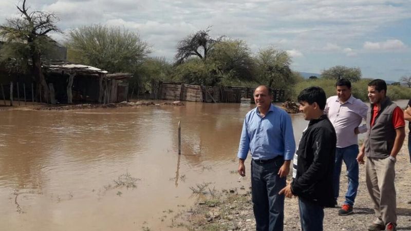 El senador Corpacci asiste a vecinos afectados