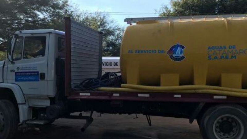 Los camiones que reparten agua están identificados