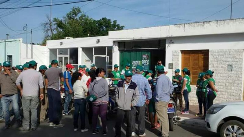 ATE entrega de kits escolares en Recreo