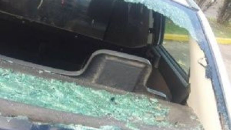 Aprehenden a un hombre dañar un auto