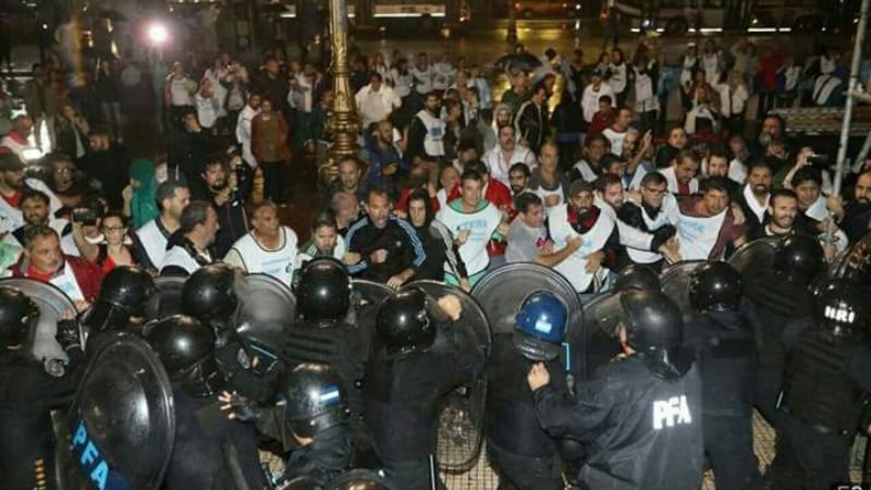 Reprimen a docentes frente al Congreso
