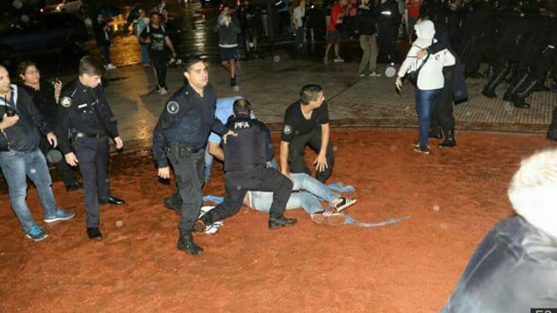 Reprimen a docentes frente al Congreso