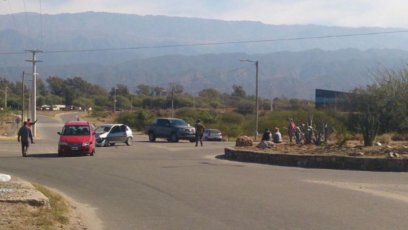 Tres jóvenes heridos tras chocar el auto contra un poste