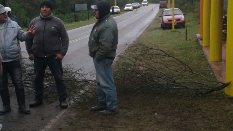 Municipales de El Alto siguen con el corte en la ruta 42