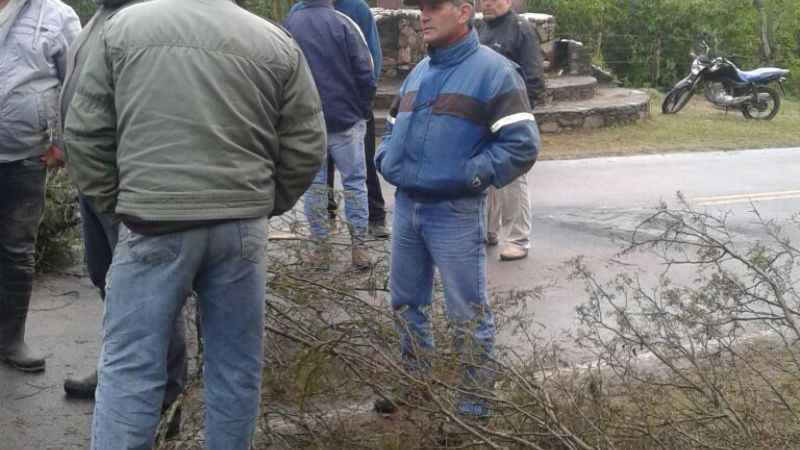 Municipales de El Alto siguen con el corte en la ruta 42