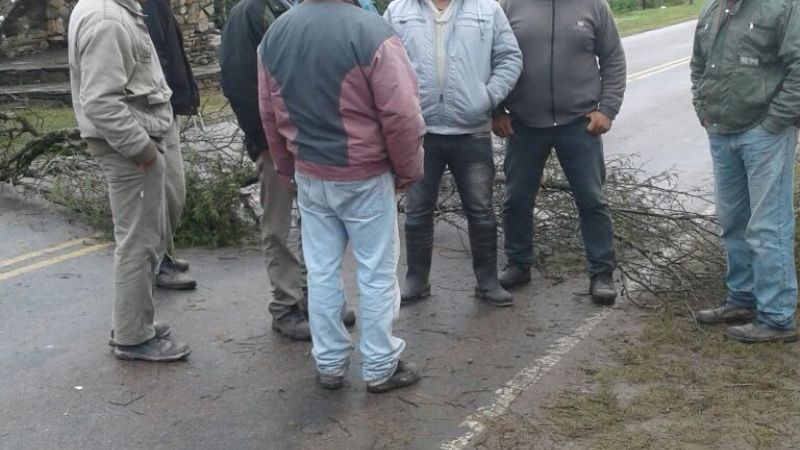 Municipales de El Alto siguen con el corte en la ruta 42