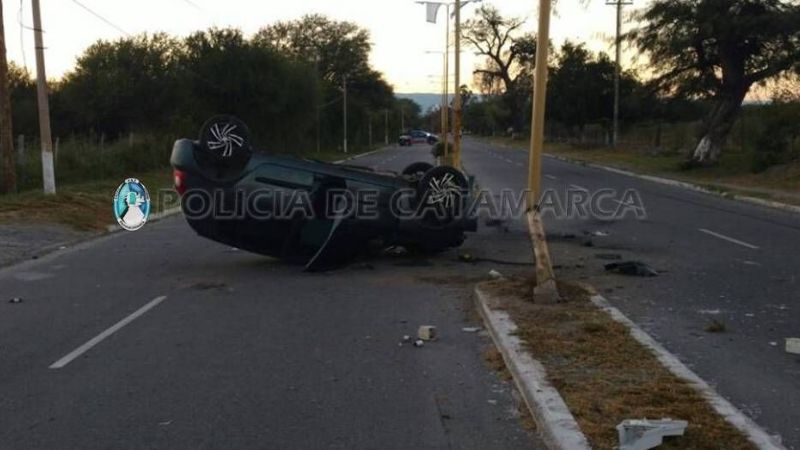 Chocó contra un poste de luz y volcó