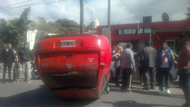 Volcó un auto en plena avenida Virgen del Valle