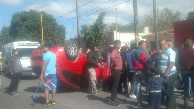 Volcó un auto en plena avenida Virgen del Valle