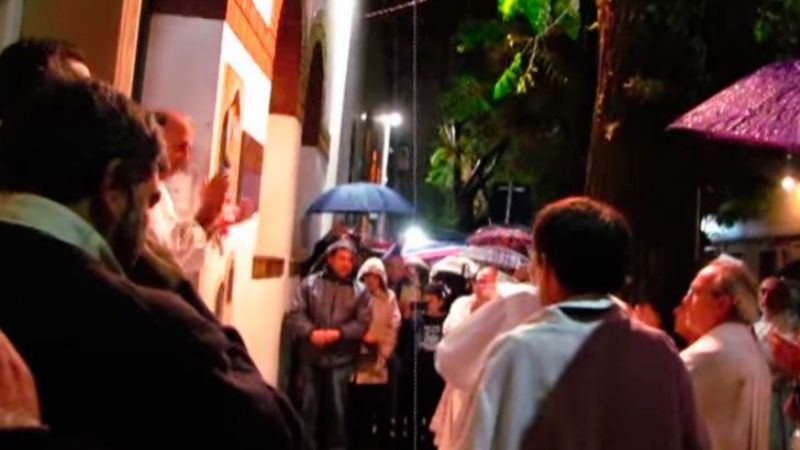 Después de una misa, grupo de curas cantó la marcha peronista