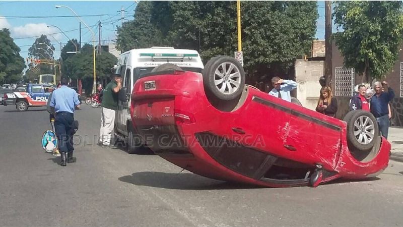 Volcó un auto en plena avenida Virgen del Valle