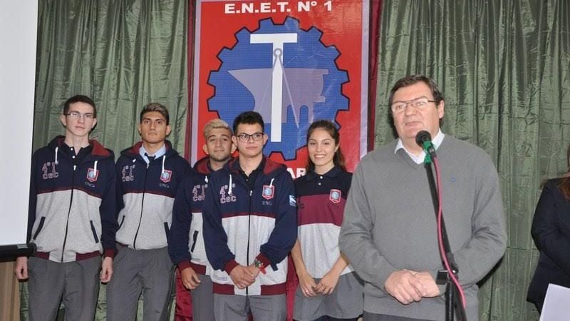 Estudiantes presentaron una maqueta señalética para ciegos