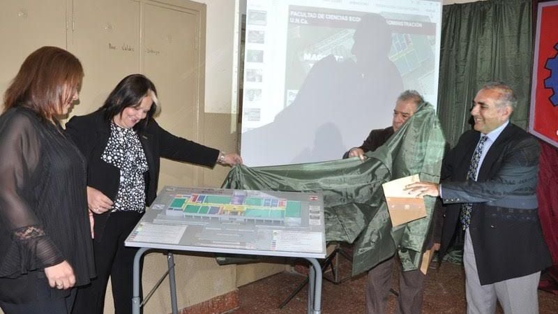 Estudiantes presentaron una maqueta señalética para ciegos