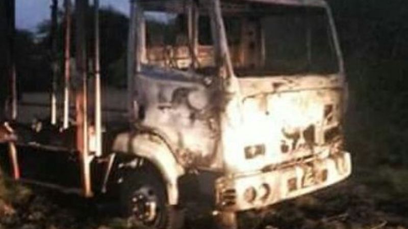 Iban a trabajar y se dieron con el camión incendiado