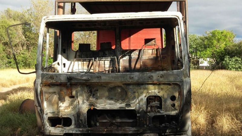 Iban a trabajar y se dieron con el camión incendiado