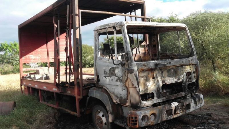 Iban a trabajar y se dieron con el camión incendiado
