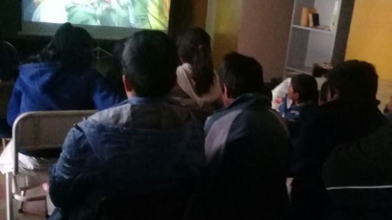 Niños de Los Nacimientos disfrutaron del Cine Móvil