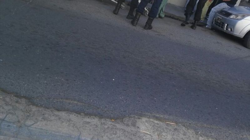 Se desplomó en la calle y murió