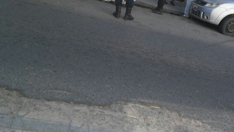 Se desplomó en la calle y murió