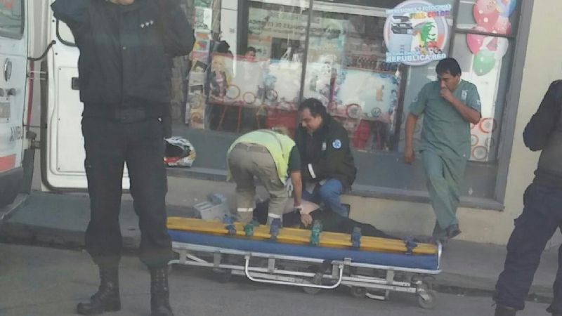 Se desplomó en la calle y murió