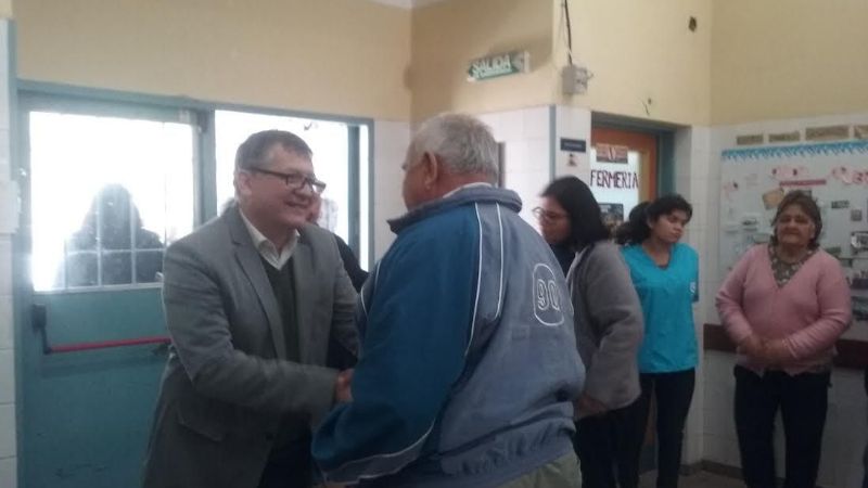 Entrega de anteojos en CAPS de Eva Perón