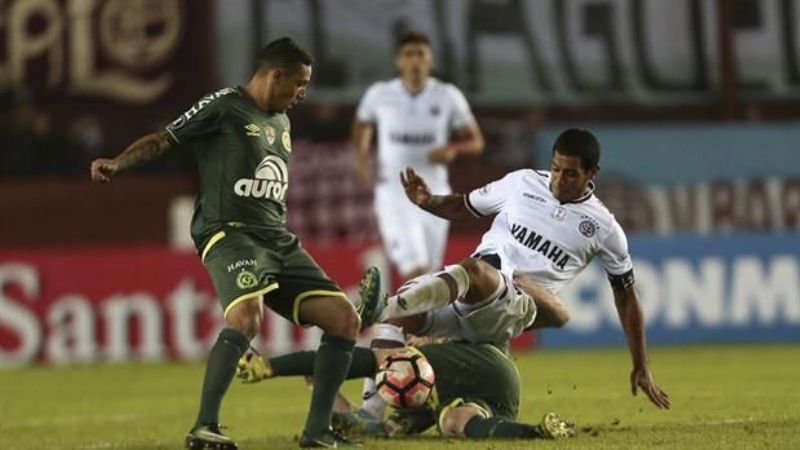 Lanús cayó con Chapecoense, pero podría ganar en el “escritorio”