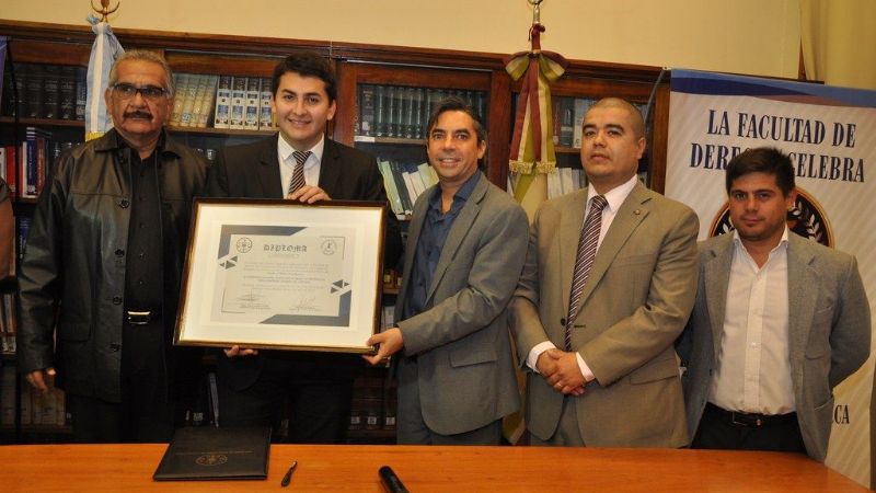 Premiaron al egresado con mayor promedio en Derecho